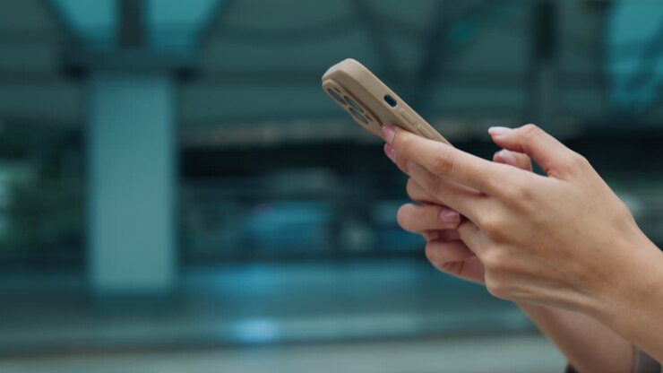 Donna che usa uno smartphone in aeroporto