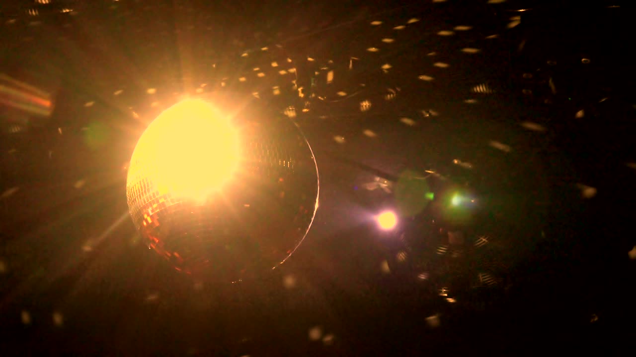 блестящий дискотечный шар меняет цвета.