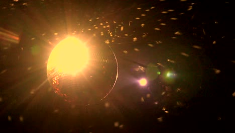 una bola de discoteca brillante que cambia de color