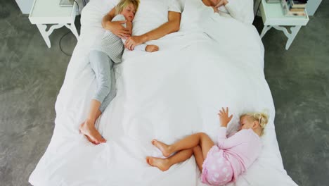 familia durmiendo en la cama en el dormitorio 4k
