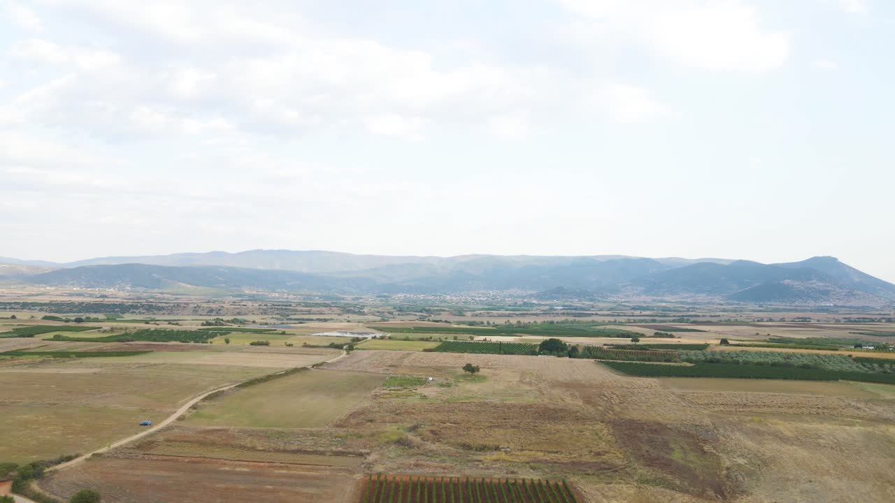 드라마, 그리스에서 마을 초리스티에 가까운 시골과 포도원 위로 4k 드론 클립을 드러내는 오름차순