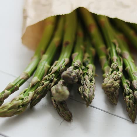 espárragos verdes frescos en una bolsa de papel marrón concepto de alimentación saludable alimentos para vegetarianos