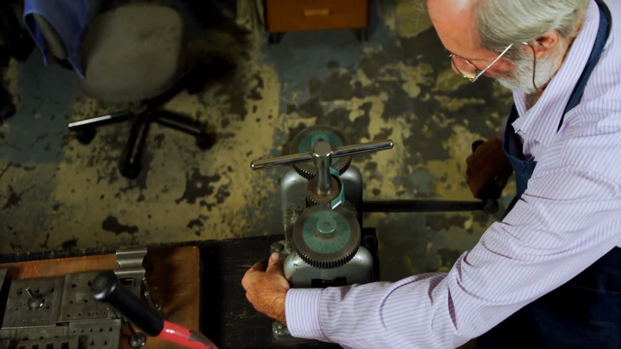 orfebre trabajando en una máquina en el taller 4k