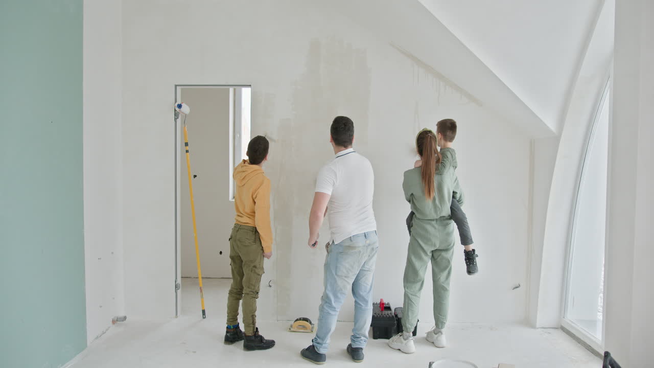 가족이 함께 방을 칠하는 것