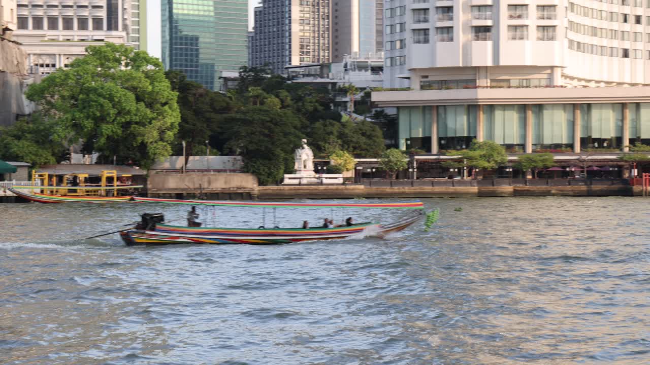 도시 건물 배경으로 강을 여행하는 보트