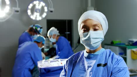 cirujana de pie en el hospital 4k