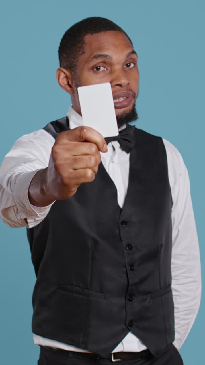 Uomo afroamericano in uniforme che tiene in mano un cartoncino bianco
