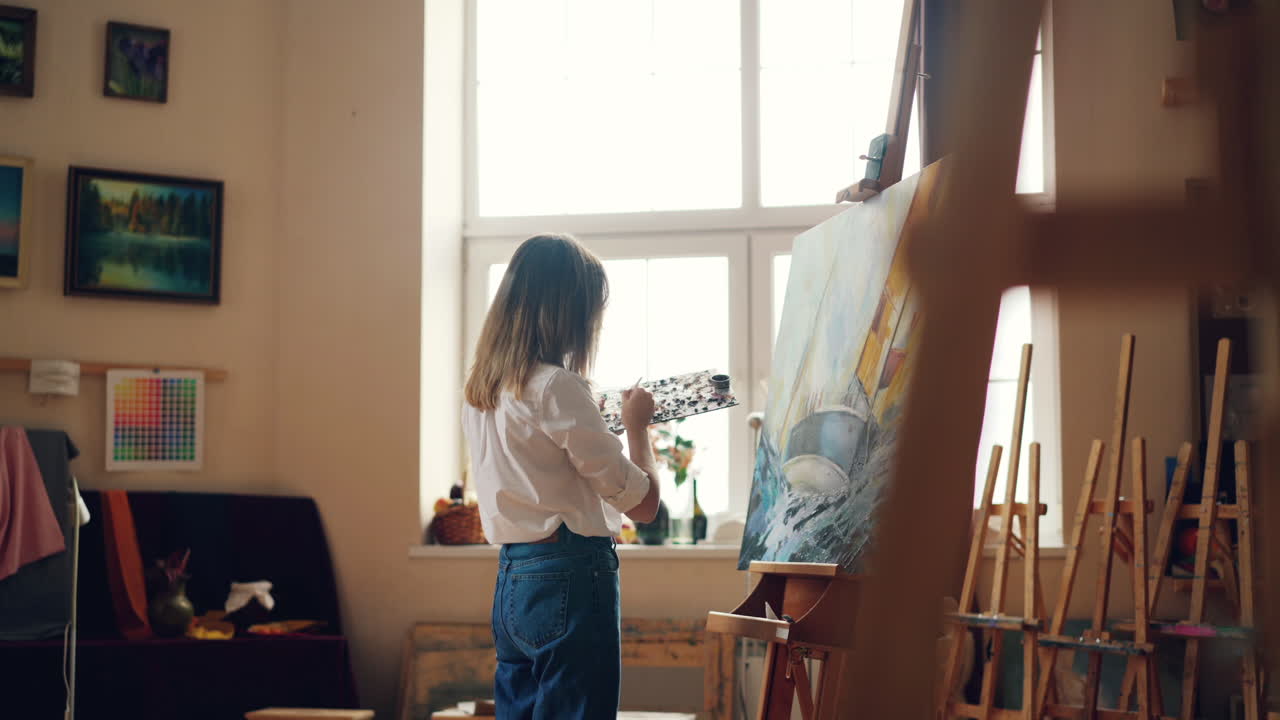 스튜디오 에서 그림 을 그리는 여자 예술가