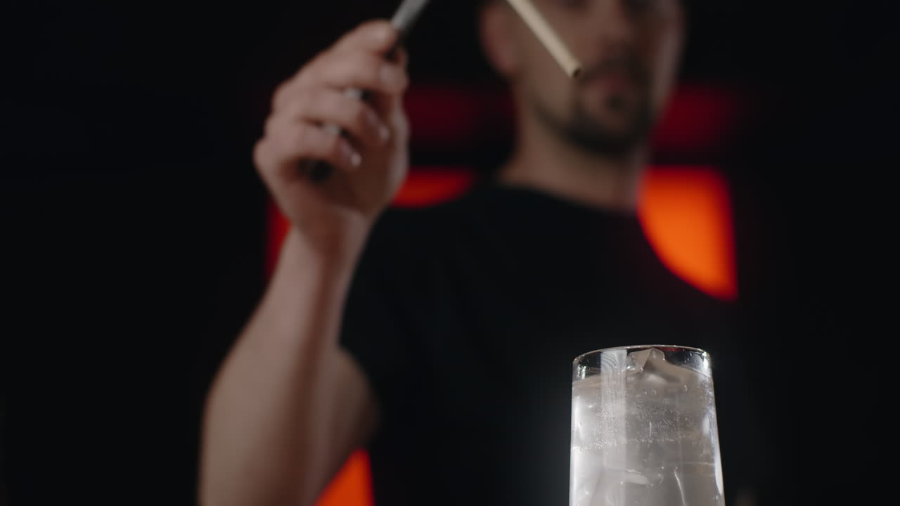 el camarero preparando un cóctel.