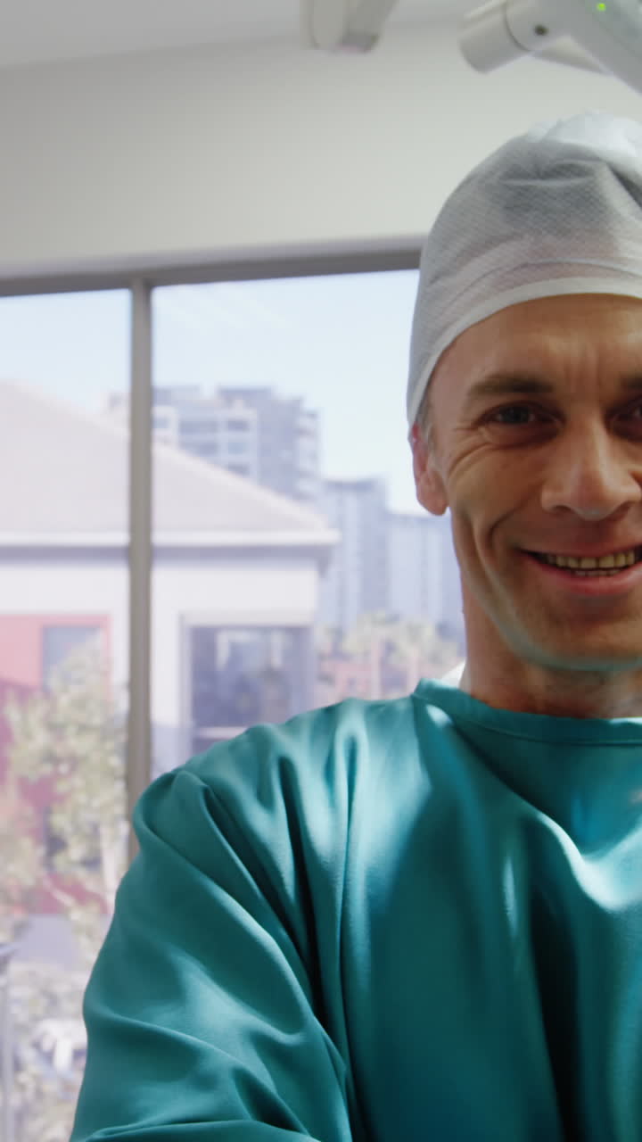 retrato de un cirujano de pie con los brazos cruzados en la sala de operaciones