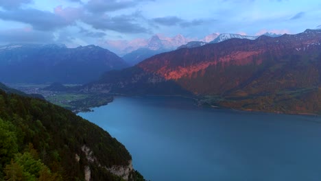 Interlaken,-Suiza,-Disparo-Aéreo-Con-Drones,-Alpes,-Montañas-Escarpadas,-Puesta-De-Sol,-Empuje-En-El-Campo-Suizo,-Paisaje-Interior