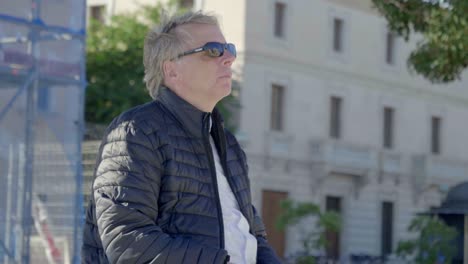 un turista está mirando alrededor de la ciudad