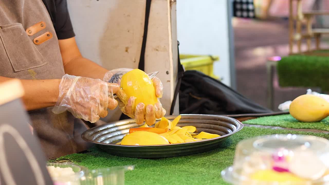 크라비 야시장에서 망고를 잘라내는 판매자