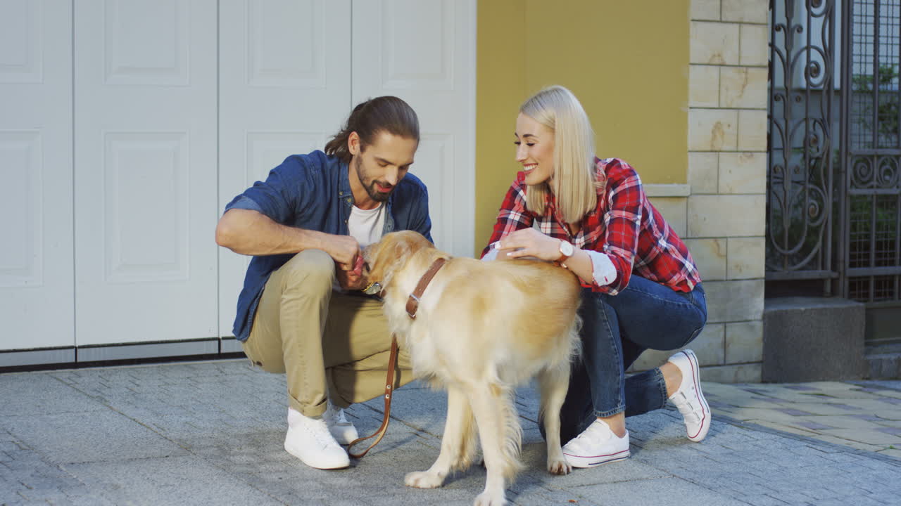 grupo de tres jóvenes amigos japoneses hablando y caminando juntos al aire libre
