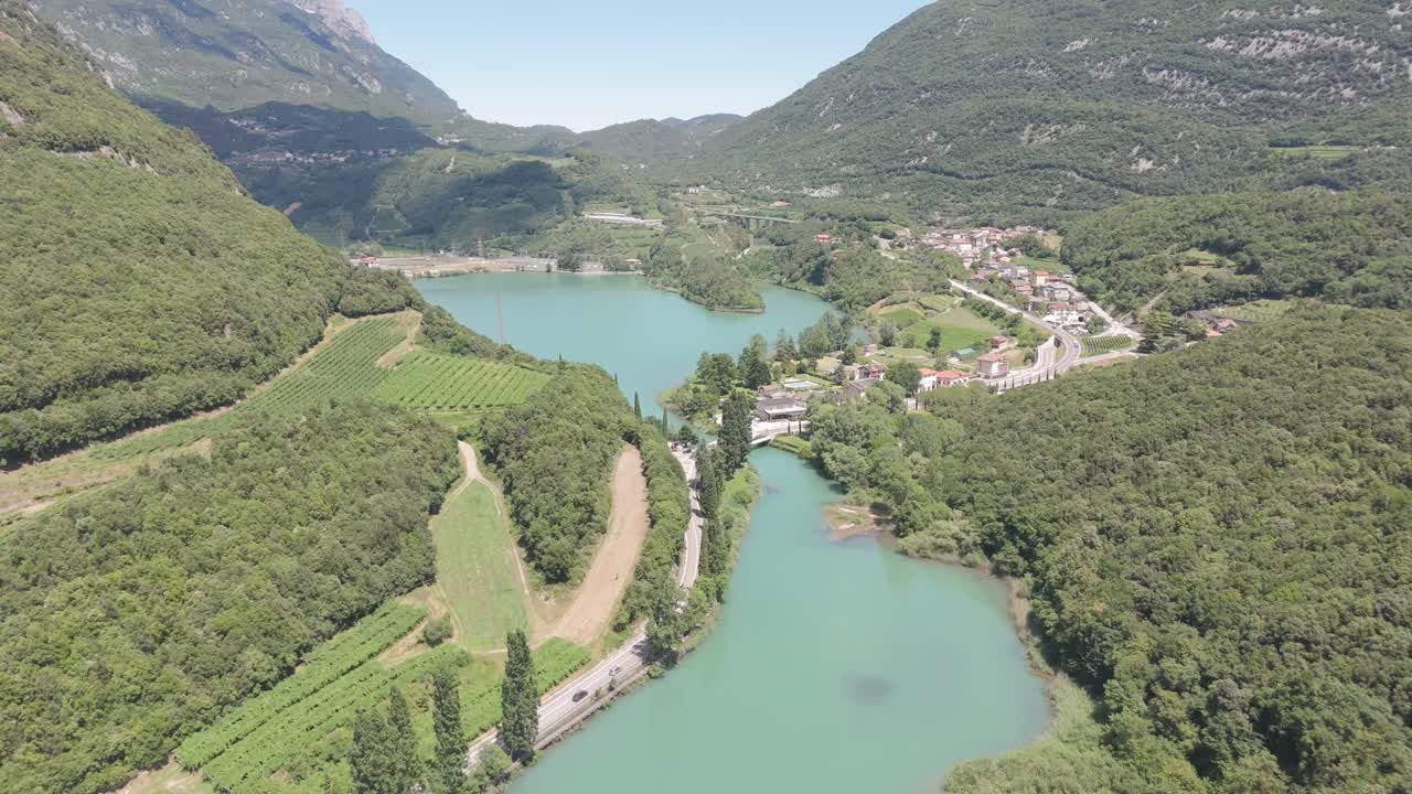 Splendido paesaggio alpino del Lago di Toblino, Italia, ripreso con drone