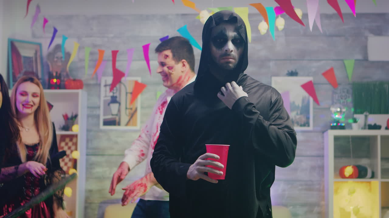 hombre guapo con un disfraz de muerte.