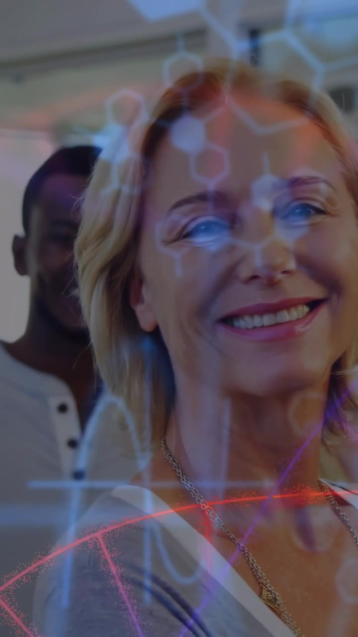Video verticale: Donna protagonista che sorride, la telecamera si allontana rivelando il team tecnologico, con un esagono che si anima.
