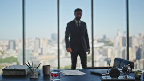 viendo la ventana de la oficina ejecutiva en cityscape, el gerente exitoso firma el contrato.