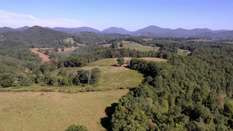 Snake-Mountain-Im-Hintergrund-Mit-Weideland-Im-Vordergrund,-Snake-Mountain-North-Carolina,-Snake-Mountain-North-Carolina-In-Der-Nähe-Von-Boone-Und-Blowing-Rock-North-Carolina,-North-Carolina-Im-Watauga-County-North-Carolina,-North-Carolina