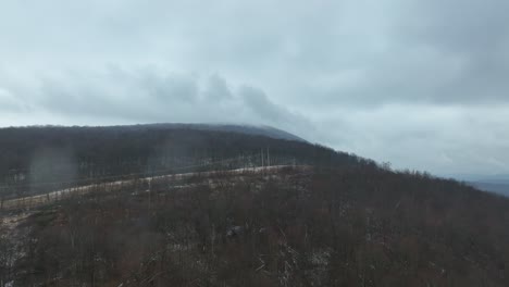 Vuelo-De-Drones-Acercándose-A-La-Montaña-En-Invierno