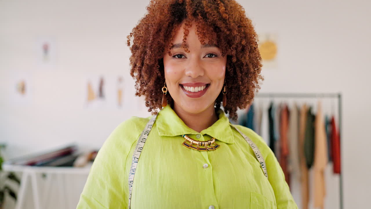 mujer creativa, diseñadora de moda