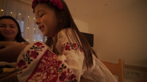 madre e hija preparándose para la celebración de navidad