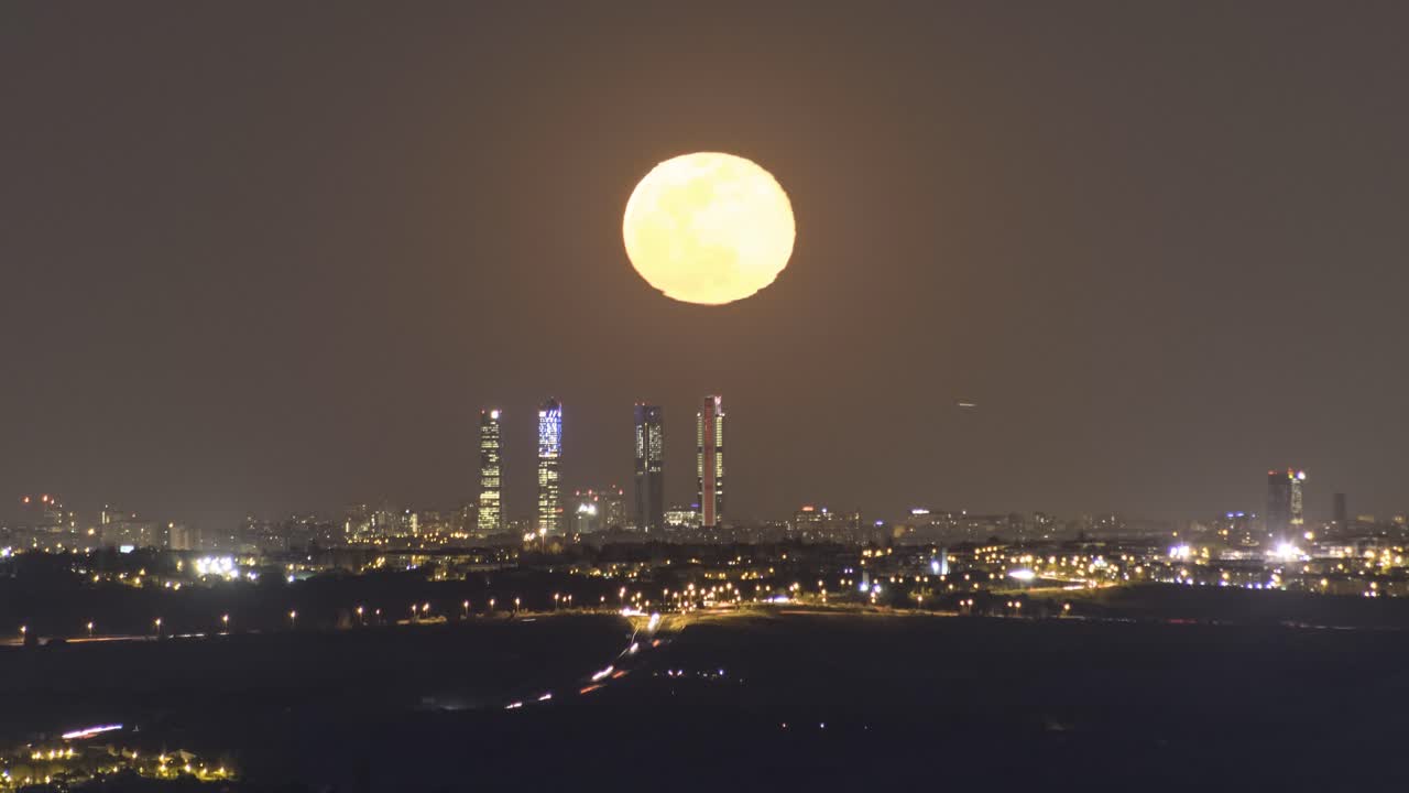 освещенный центр мегаполиса ночью