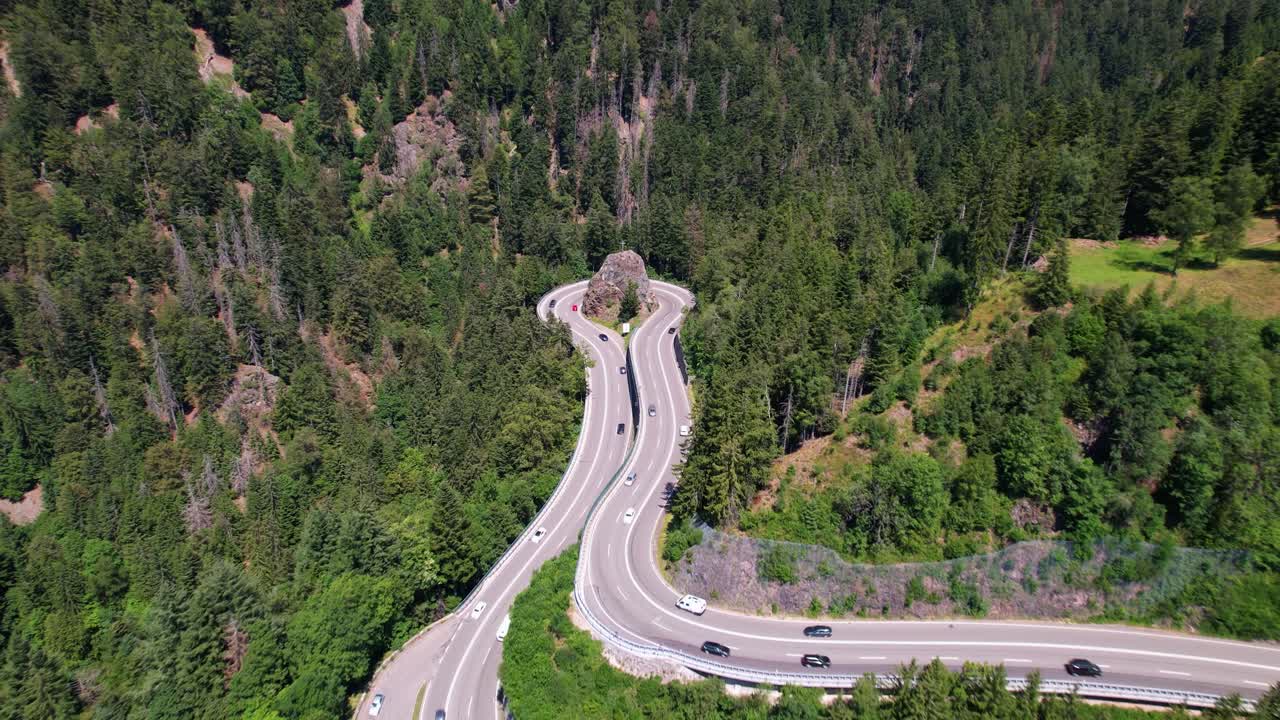 vista aérea del tráfico en una curva impresionante en las montañas