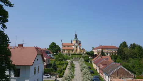 Auto-Fährt-Auf-Bergstraße