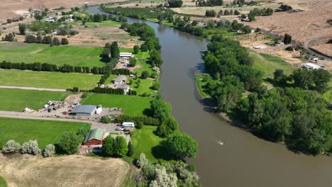 Drohnenaufnahme-Von-Bauernhöfen-Am-Yakima-River-Im-Osten-Washingtons