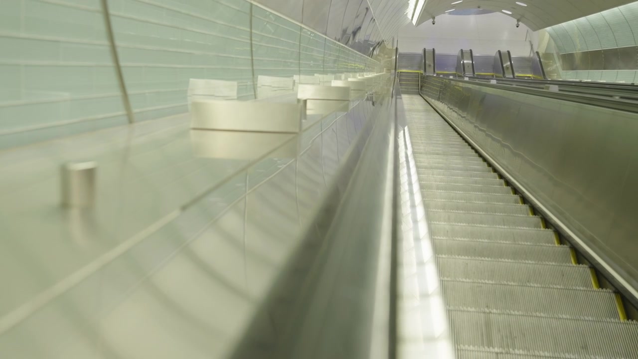 Futuristisk metalrulletrappe, der bevæger sig nedad i Grand Central LIRR Terminal