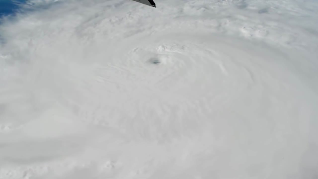 국제 우주 정거장 4에서 본 거대한 폭풍 허리케인 매튜 형태