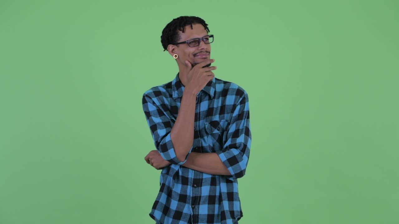 joven feliz y guapo hombre africano hipster con dreadlocks
