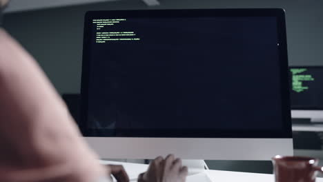 młody programista pracujący na pulpicie
