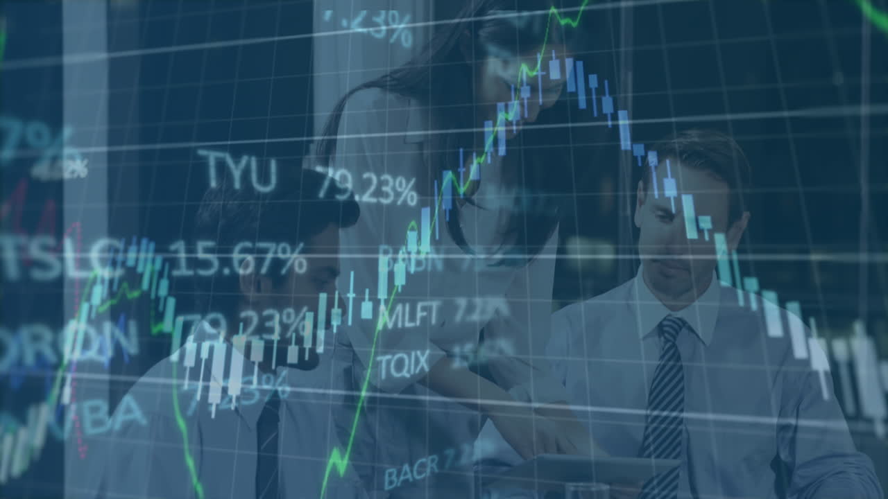 animación del procesamiento de datos estadísticos sobre un grupo diverso de empresarios discutiendo en la oficina