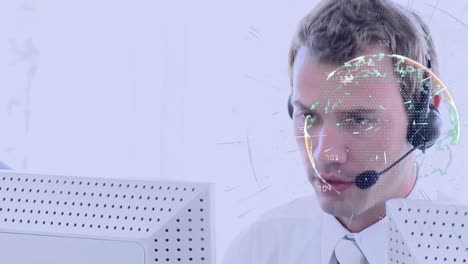 animación del globo con una red de conexiones a través de un hombre de negocios usando auriculares telefónicos