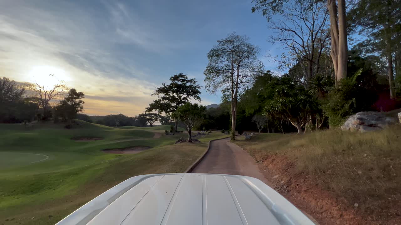 골프 코스 해가 지는 모습 골프 카트에서