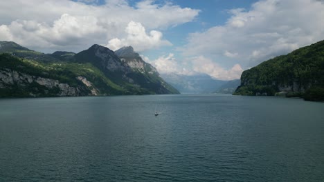 barcos de tiro hacia adelante navegando en el lago en gäsi betlis, walensee glarus, weesen walenstadt, suiza- vista de avión no tripulado