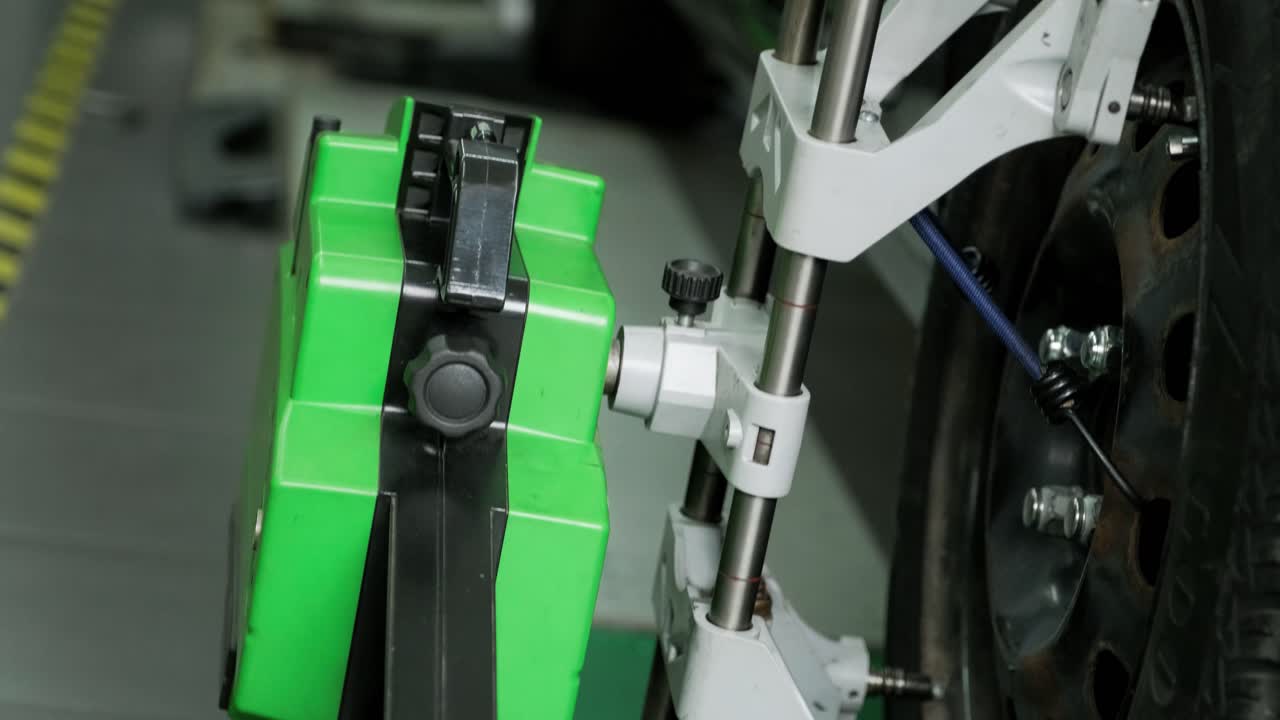 máquina de alineación de ruedas en acción