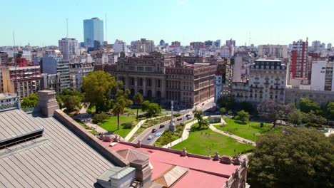 Tiro-De-Drone,-Vista-Aérea-De-La-Bandera-Argentina-Con-Plaza-Lavalle-Y-La-Corte-Suprema-De-Justicia-Tsj,-Microcentro-De-Buenos-Aires