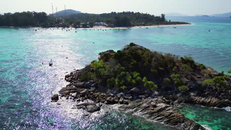 Playa-Acantilado-Rocoso-Isla-Azul-Turquesa-Mar