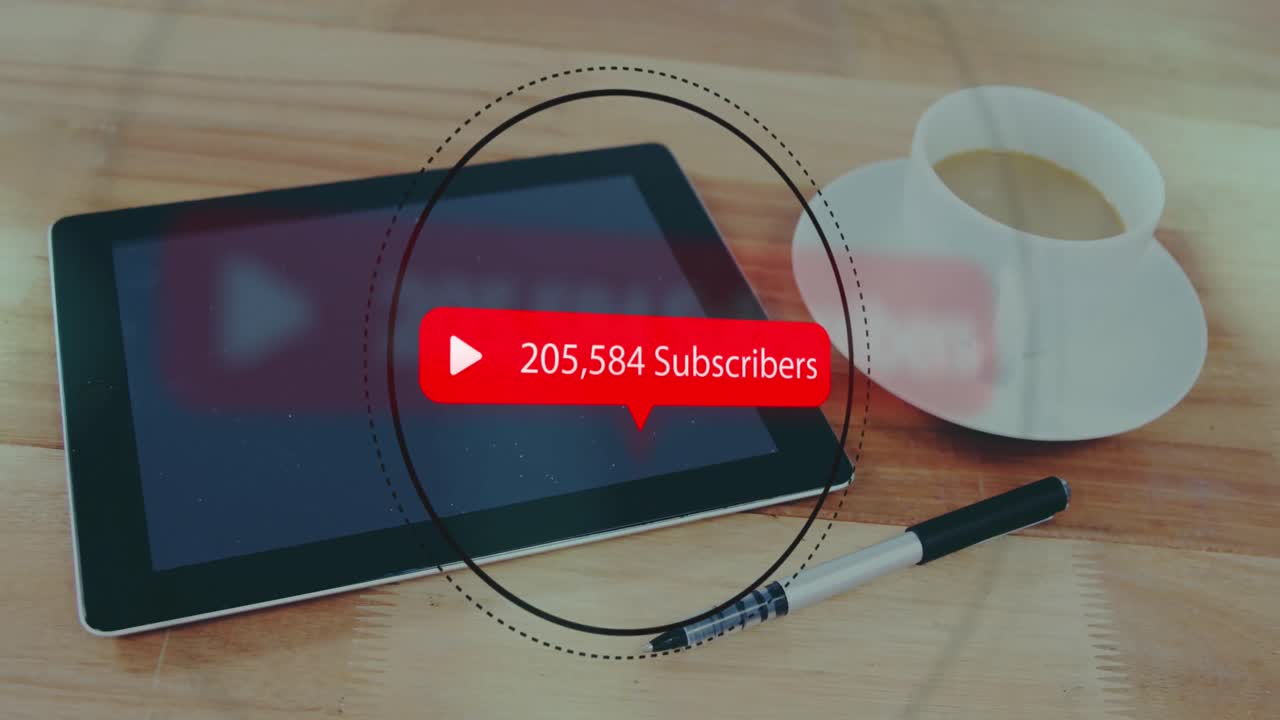 디지털 태블릿, 나무 표면에 커피 컵을 통해 가입자가 증가하는 플레이 아이콘의 애니메이션