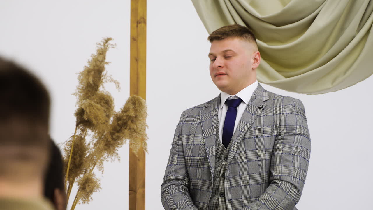 человек у алтаря