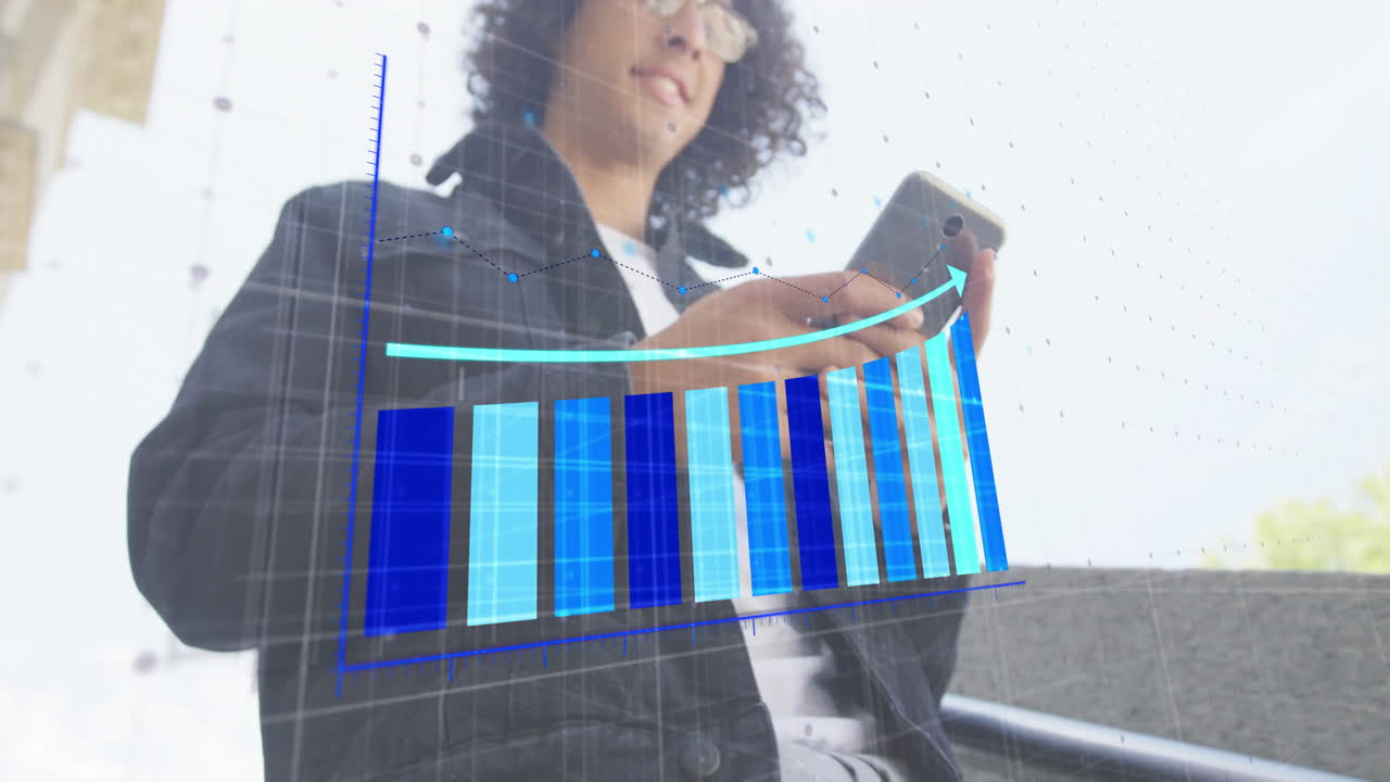 animación del procesamiento de datos financieros sobre un hombre biracial usando un teléfono inteligente