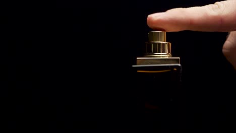 aplicación de perfume