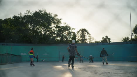 Gesamtansicht-Straßenhockeyfeld-Mit-Spielern,-Die-Einen-Gegenangriff-Machen