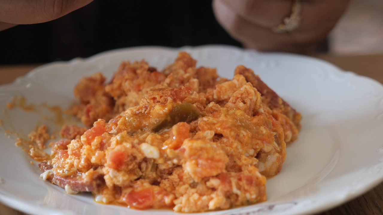 desayuno turco con huevos revueltos, tomates y pimientos