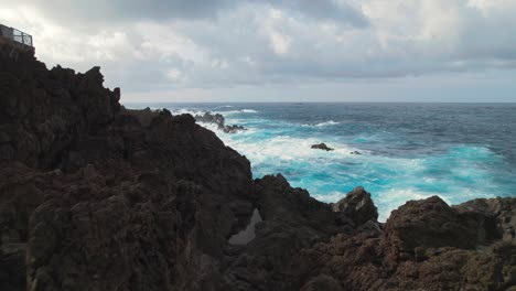 Drone-Avanzando-Lentamente-Cerca-De-Las-Rocas-Volcánicas-De-Porto-Moniz