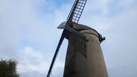 Bidston-Hill-Vintage-Landschaft-Windmühle-Getreidemühle-Englisches-Wahrzeichen-Gegen-Bewölkte-Wolken