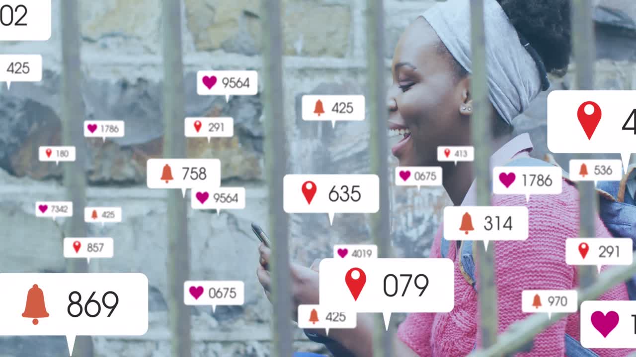 animación de múltiples iconos de las redes sociales sobre una mujer afroamericana que usa un teléfono inteligente al aire libre